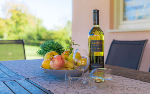 Vita: Food, Table, Tableware, Bottle, Green, Plant, Yellow, Glass Bottle, Alcoholic Beverage