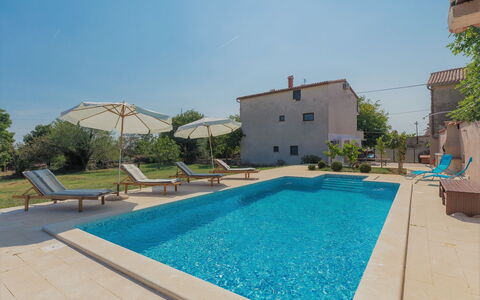 Lancin: Water, Sky, Plant, Property, Building, Swimming Pool, Azure, Tree, Shade, Rectangle