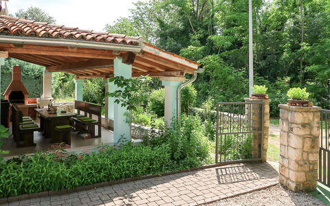 Paolici: Property, Building, House, Backyard, Home, Real Estate, Yard, Garden, Residential Area, Tree