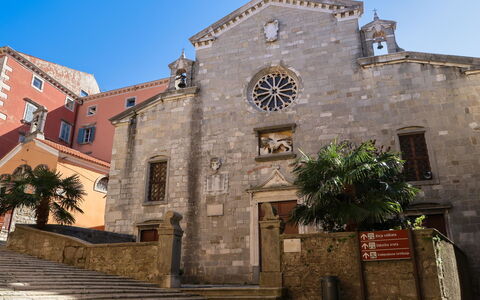 Paolici: Plant, Window, Sky, Building, Door, Facade, City, Roof, Stairs, Tree