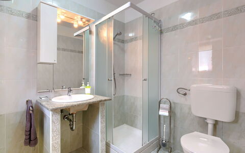 Donada: Mirror, Tap, Plumbing Fixture, Sink, Bathroom Sink, Bathroom, Building, Purple, Plant