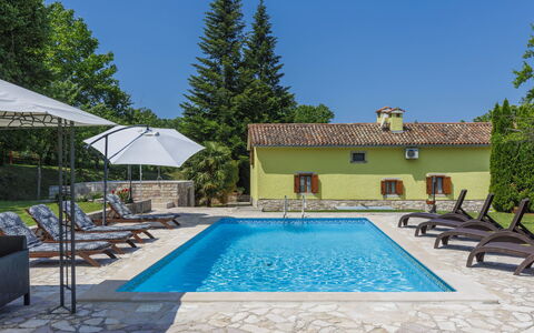 Donada: Water, Sky, Property, Plant, Swimming Pool, Building, Shade, Tree, Chair, Outdoor Furniture