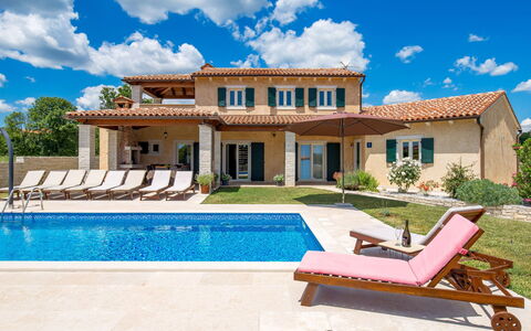 Baretuni: Cloud, Sky, Plant, Building, Water, Property, Window, Azure, Blue, Swimming Pool