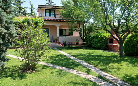 Andrea: Property, House, Home, Real Estate, Yard, Residential Area, Tree, Building, Grass, Garden