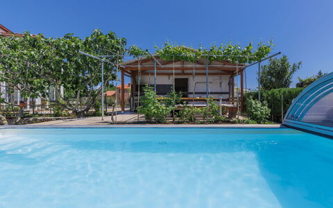 Laura: Water, Sky, Plant, Building, Swimming Pool, Shade, House, Tree, Leisure, Residential Area