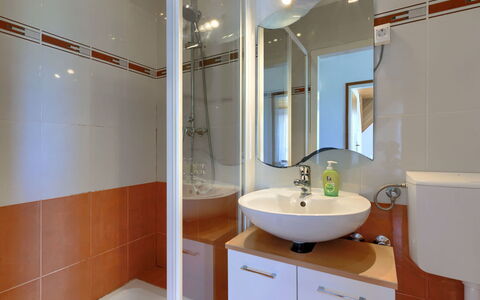 Laura: Mirror, Tap, Sink, Property, Plumbing Fixture, Bathroom Sink, Bathroom, Building, Interior Design