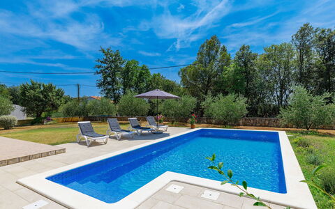 Carla: Water, Cloud, Plant, Sky, Property, Swimming Pool, Azure, Nature, Tree, Rectangle