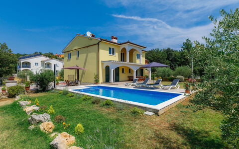 Carla: Sky, Plant, Cloud, Building, Property, Swimming Pool, Window, House, Tree, Natural Landscape