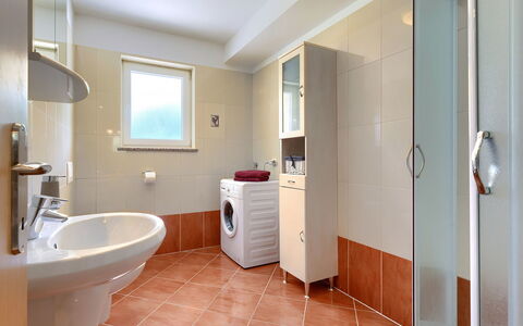 Carla: Mirror, Tap, Plumbing Fixture, Property, Bathroom Sink, Bathroom Cabinet, Sink, Building, Bathroom