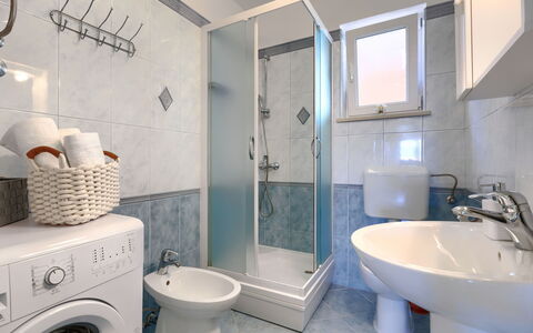 Egle: Mirror, Plumbing Fixture, Bathroom Sink, Tap, Property, Sink, Photograph, White, Bathroom, Purple