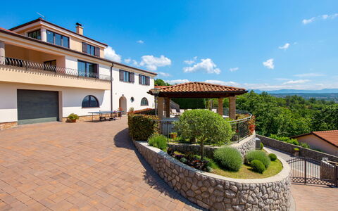 Villa Toni: Sky, Cloud, Plant, Window, Building, Urban Design, Land Lot, Residential Area, House, Cottage
