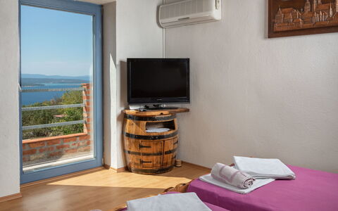 Lovreno: Property, Television, Picture Frame, Wood, Comfort, Building, Lighting, Home Appliance, Interior Design, Living Room