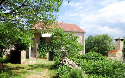 Marija: Plant, Sky, Cloud, Property, Plant Community, Building, Tree, Window, Natural Landscape, Land Lot