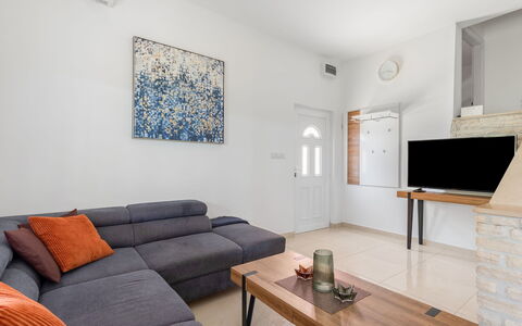 Kata: Table, Property, Furniture, Picture Frame, Couch, Lighting, Wood, Interior Design, Flooring, Living Room
