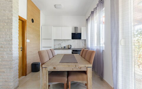 Kata: Property, Wood, Interior Design, Flooring, Building, Floor, Wall, Table, Shade