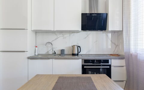 Kata: Countertop, Kitchen Sink, Tap, Cabinetry, Sink, Property, Building, Plumbing Fixture, Kitchen Appliance, Kitchen Stove