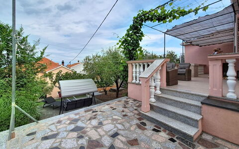 Ines: Siding, Garden, Cottage, Outdoor Furniture, Shade, Yard, Garden Buildings, Backyard, Landscaping, Hardwood