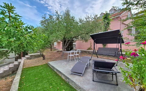 Ines: Siding, Garden, Cottage, Outdoor Furniture, Shade, Yard, Garden Buildings, Backyard, Landscaping, Hardwood