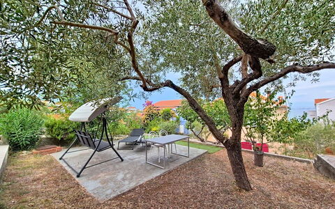Ines: Siding, Garden, Cottage, Outdoor Furniture, Shade, Yard, Garden Buildings, Backyard, Landscaping, Hardwood