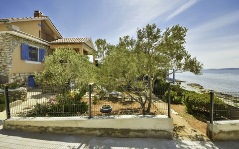 Antica: Sky, Plant, Building, Daytime, Property, Tree, Urban Design, Neighbourhood, Residential Area, Woody Plant