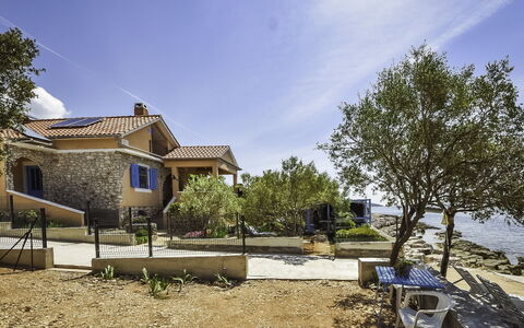 Antica: Sky, Plant, Building, Daytime, Property, Tree, Urban Design, Neighbourhood, Residential Area, Woody Plant