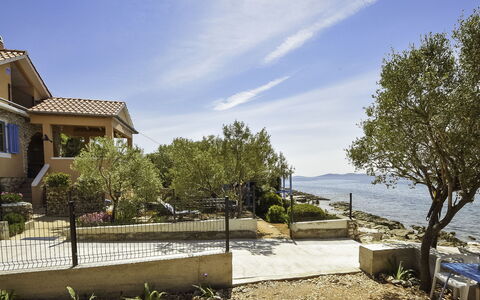 Antica: Sky, Plant, Building, Daytime, Property, Tree, Urban Design, Neighbourhood, Residential Area, Woody Plant