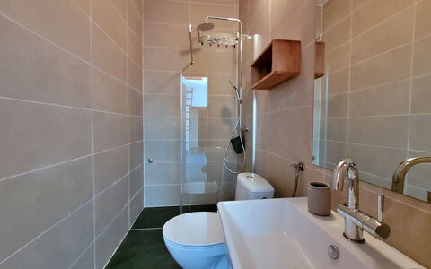 Stefan: Mirror, Tap, Sink, Plumbing Fixture, Property, Bathroom Sink, Bathroom, Interior Design, Floor, Line