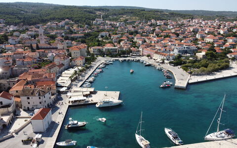 Lila: Water, Boat, Watercraft, Water Resources, Building, Daytime, Property, Sky, Infrastructure, Azure