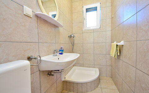 Tina: Tap, Plumbing Fixture, Property, Mirror, Sink, Bathroom Sink, Bathroom, Purple, Interior Design, Floor