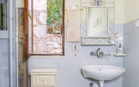 Podcempres: Mirror, Tap, Sink, Bathroom Sink, Plumbing Fixture, Property, Purple, Window, Azure, Bathroom
