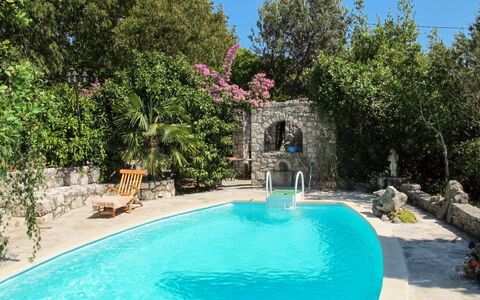 Podcempres: Water, Plant, Property, Swimming Pool, Sky, Nature, Building, Azure, Tree, Body Of Water