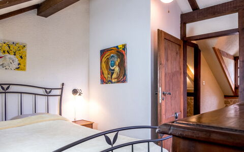 Podcempres: Furniture, Property, Picture Frame, Wood, Comfort, Floor, Building, Flooring, Hardwood, Real Estate