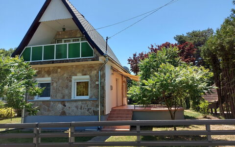Violett: Sky, Plant, Building, Window, Tree, Wood, House, Fence, Cottage, Residential Area