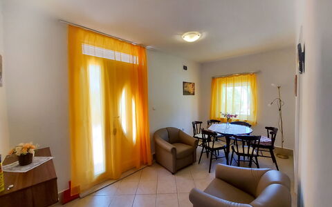 Violett: Table, Property, Comfort, Wood, Textile, Interior Design, Floor, Couch, Chair, Flooring