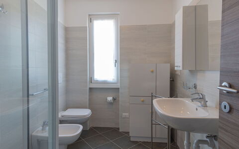 Madal (Grv399): Bathroom, Property, Room, Tile, Plumbing Fixture, Floor, Real Estate, Architecture, Interior Design, Wall