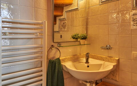 Braga 602: Tap, Plumbing Fixture, Sink, Property, Bathroom Sink, Plant, Bathroom, Wood, Interior Design, Purple
