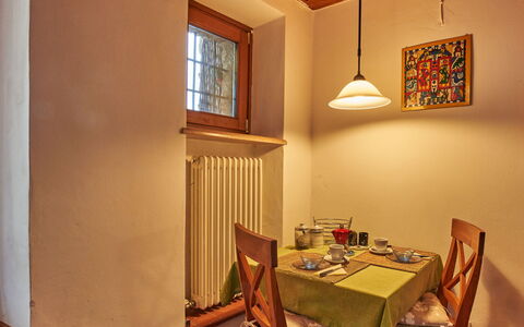 Braga 602: Property, Furniture, Table, Window, Wood, Interior Design, Chair, Picture Frame, Building, Floor