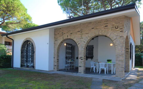 Villa Salvador: Plant, Sky, Tree, Shade, Building, Window, Grass, Landscape, Door