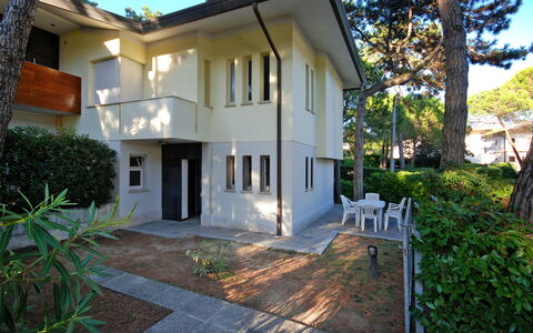 Villa Isolina: Plant, Building, Property, Sky, Window, Tree, House, Land Lot, Cottage