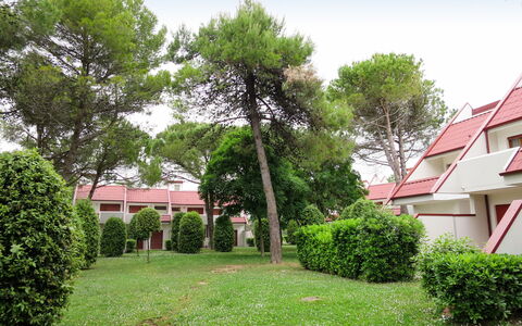 Villaggio Marina: Property, House, Home, Residential Area, Green, Tree, Real Estate, Neighbourhood, Building, Architecture