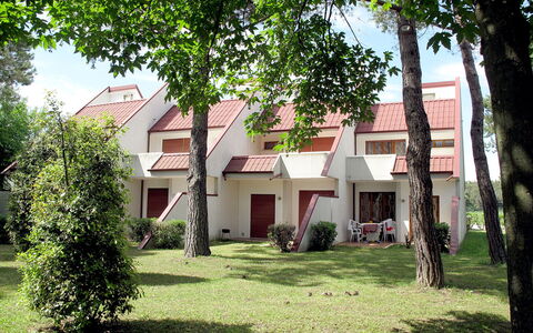 Villaggio Marina: Plant, Building, Window, Tree, Sky, House, Land Lot, Urban Design, Neighbourhood, Grass