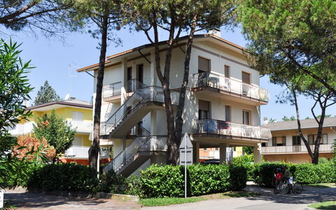Villa Stefano: Property, House, Building, Residential Area, Real Estate, Neighbourhood, Apartment, Home, Architecture, Tree