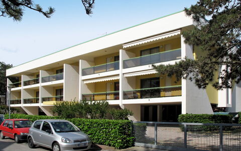 Bibione 621: Property, Car, Vehicle, Building, Residential Area, Architecture, House, Real Estate, Apartment, Facade