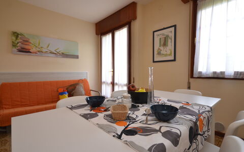 Torre Panorama: Table, Property, Furniture, Window, Building, Tableware, Tablecloth, Textile, Orange, Chair