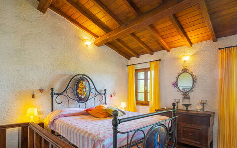 Vincio: Bedroom, Bed, Room, Furniture, Property, Bed Frame, Interior Design, Ceiling, Bed Sheet, Building