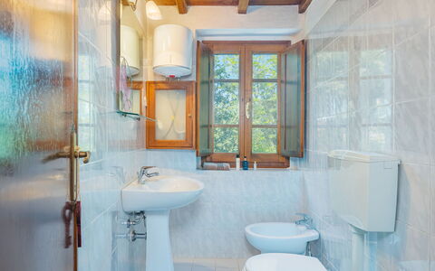 Vincio: Bathroom, Property, Room, Interior Design, Building, House, Real Estate, Ceiling, Architecture, Home