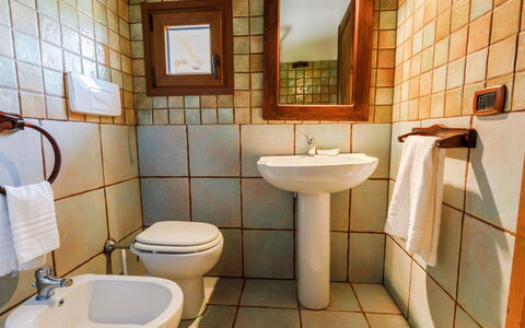 Mare di Ginepri (Bad115): Mirror, Sink, Bathroom Sink, Tap, Plumbing Fixture, Property, White, Purple, Bathroom, Interior Design