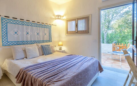 Palau 640: Furniture, Floor, Flooring, Interior Design, Wood, Ceiling, Bedroom, Bed, Lighting, Linens