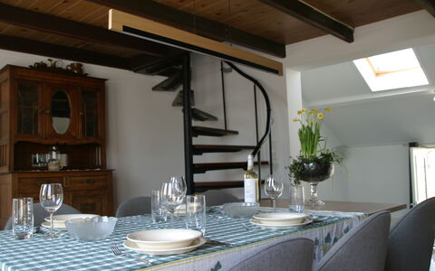 Helmrich: Table, Furniture, Property, Building, Tableware, Plant, Interior Design, Architecture, Wood, Houseplant