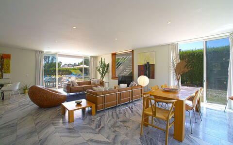 Villa Golf: Furniture, Table, Property, Plant, Couch, Flowerpot, Wood, Interior Design, Houseplant, Comfort